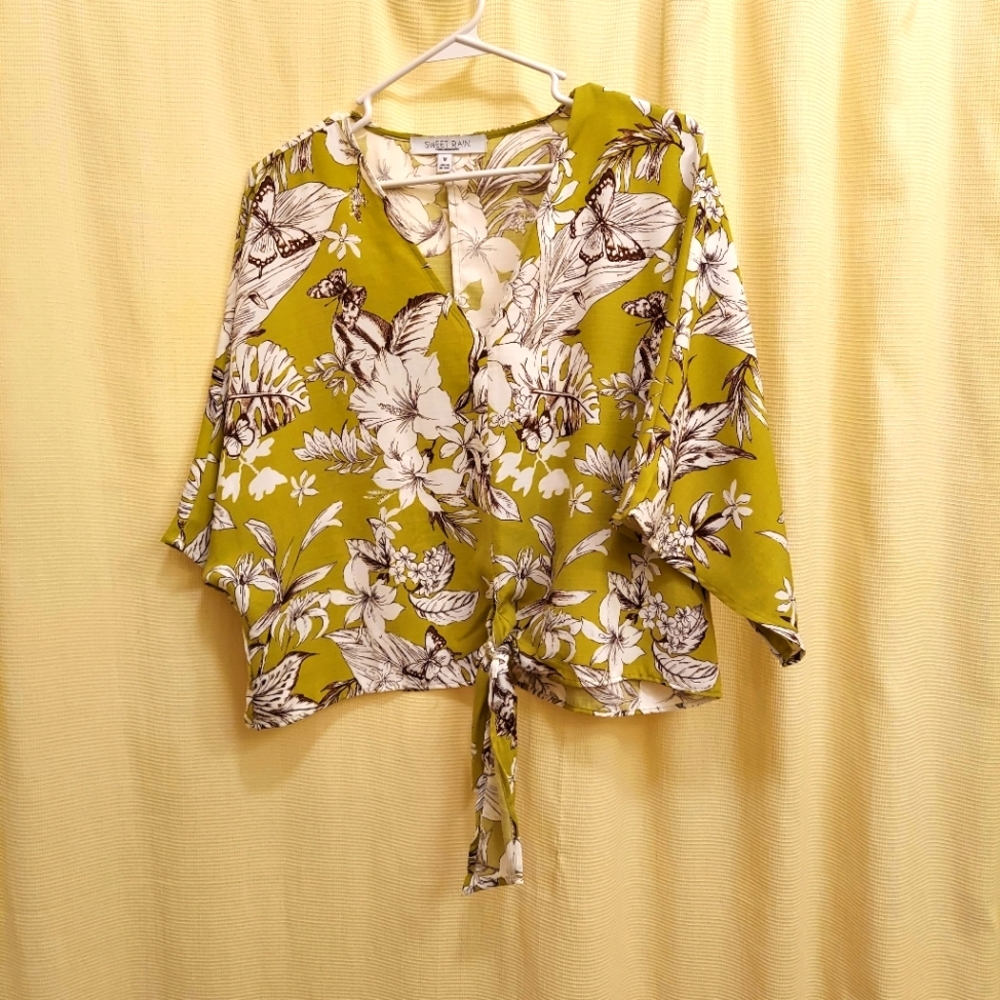 Women's Medium Sweet Rain Contemporary light weight Blouse